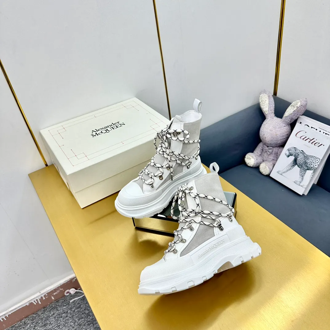 👟👟Ex-factory price 680👟👟 Alexander McQueen's latest thick-soled Martin boots, original 1:1 development, outsole original open-film TPU sole, fabric full-grain cowhide + high mercerized cowhide, lining sheepskin original hardware carabiner bottom height 5cm Size: #35-40 39-45